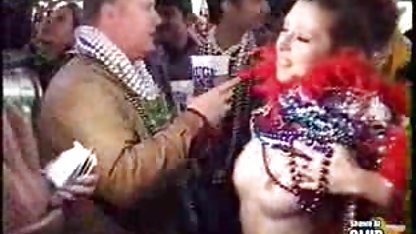 جوانان بزرگ او نگاه بزرگ به عنوان او سوار کارتون کوتاه سکسی دیک خود را