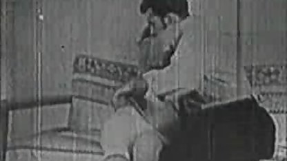 او عینک فیلم سکسی خارجی کوتاه دستکش های بلند سفید به طوری که او را درک نمی کند ناخن کثیف